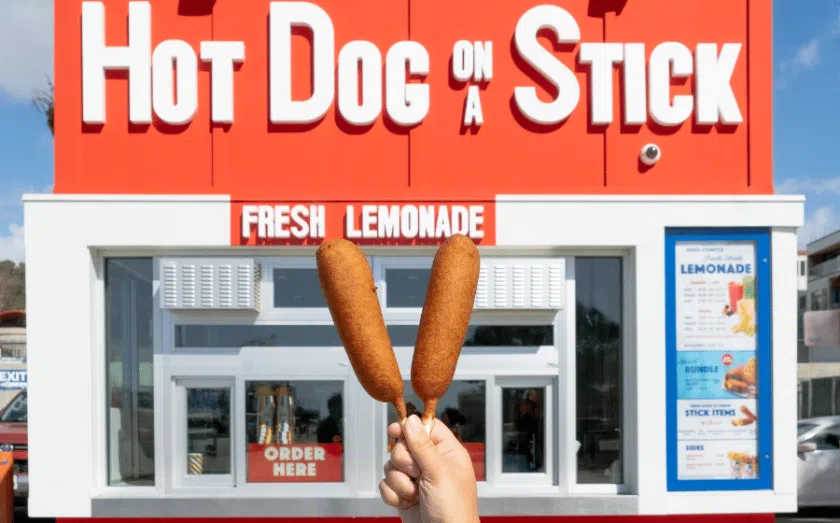 Memorial Day 2025: Best Restaurant Deals and Discounts - Hot dog EDITED