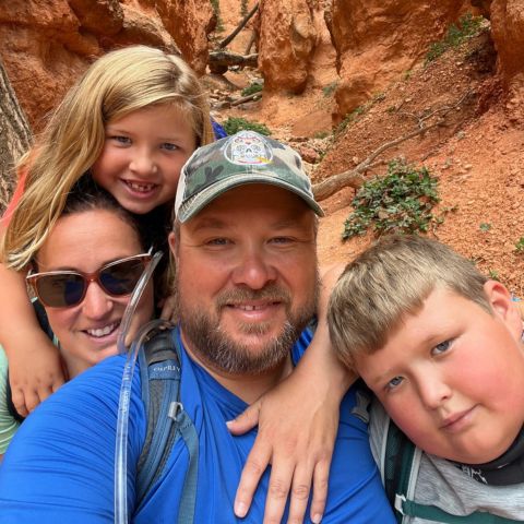 Fibrenew franchise owner RJ Hogan and his family SCALED
